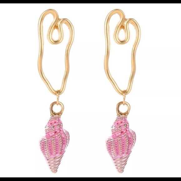 Pink Golden Beach Conch Shell Earrings - Picture 2 of 4